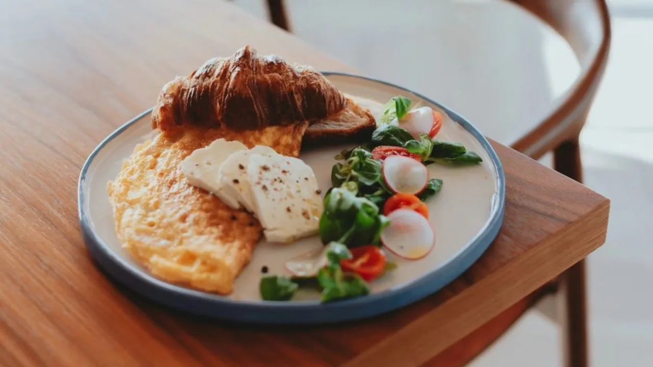 Omlet šunka i sir na kroasanu