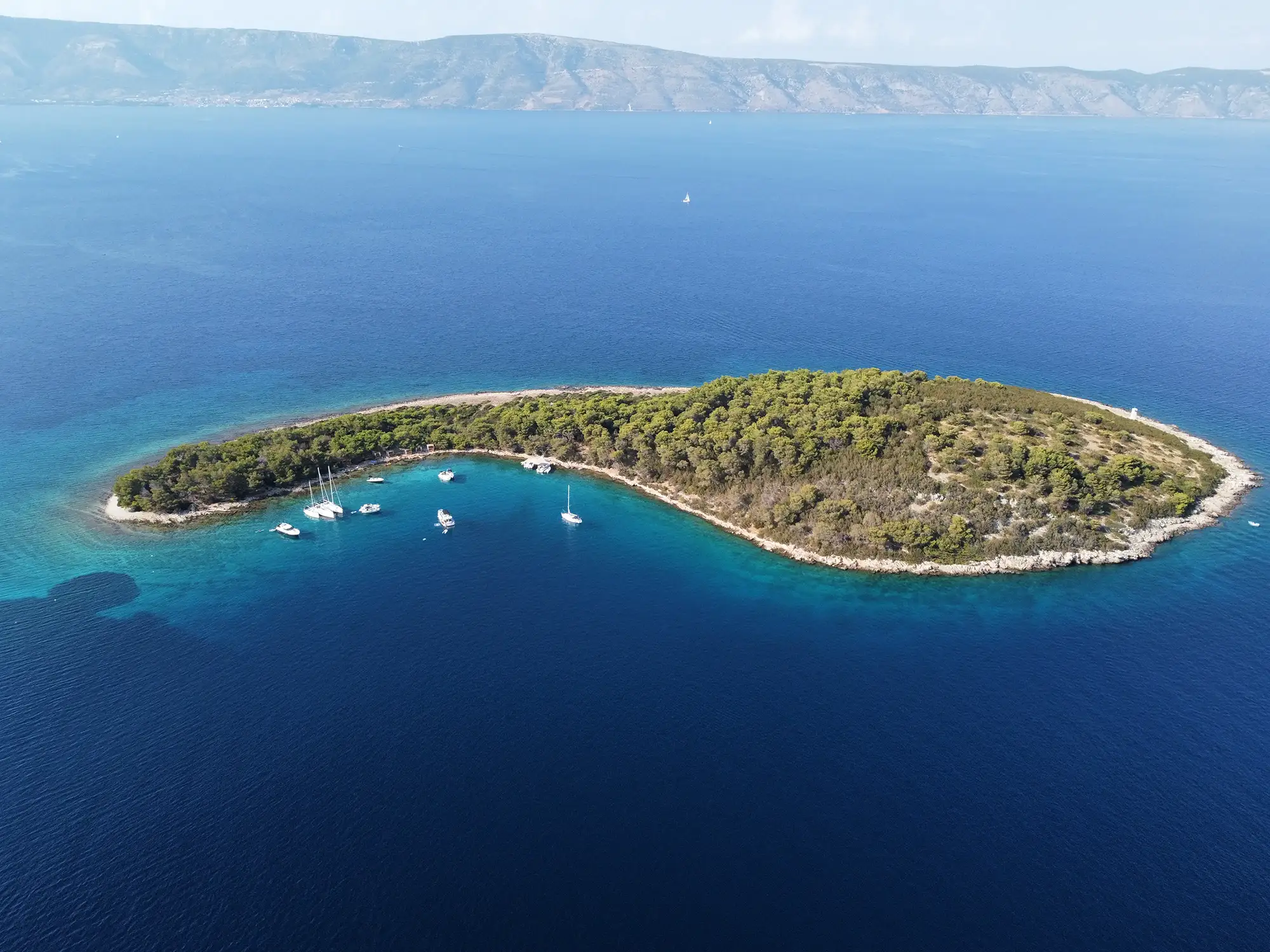 Island visit by sailboats