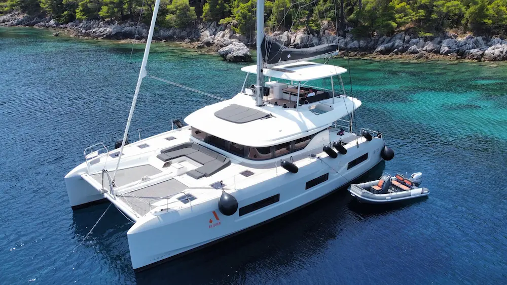 Complete view of luxury yacht, Lagoon 50