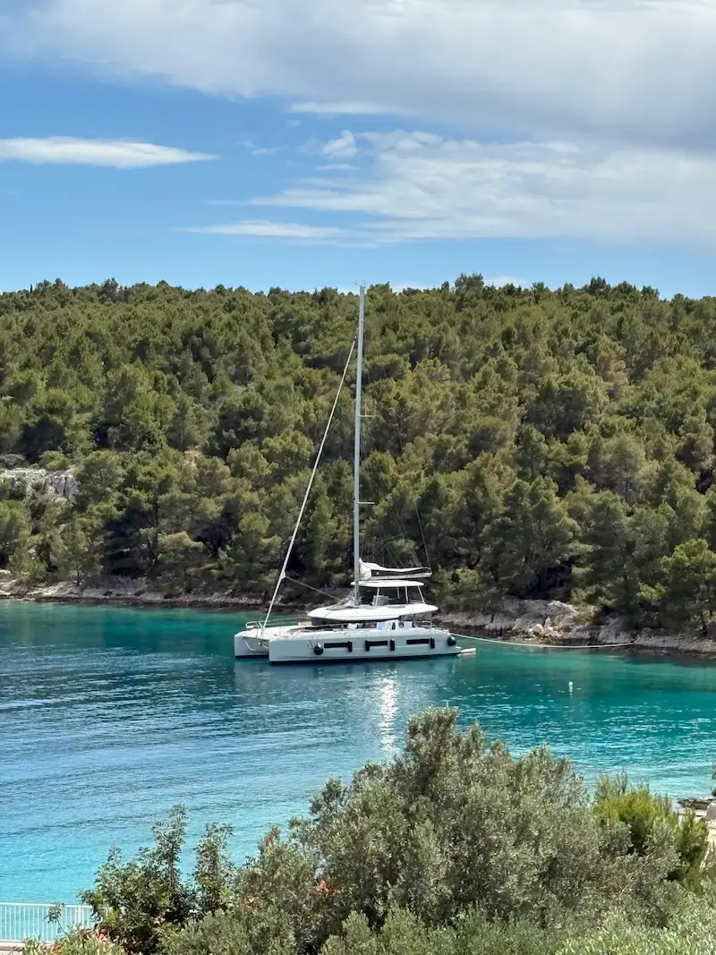 Complete view of luxury yacht, Lagoon 50